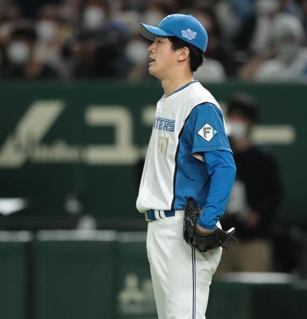 １０回、けん制を悪送球した北山（撮影・中島達哉）