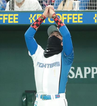 ８回、石井の時に願う仕草を見せる新庄ビッグボス（撮影・中島達哉）