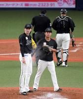 　２４日のオリックス戦、２回に白井球審はマウンドの佐々木朗に詰め寄り引き返す（撮影・山口登）