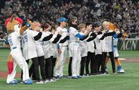 ＩＮＩのメンバーと記念撮影をする新庄ビッグボス（中央）＝撮影・中島達哉