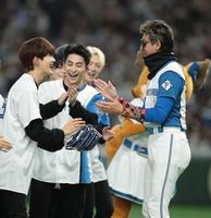 ＩＮＩのメンバーにボールを渡す新庄ビッグボス（右）＝撮影・中島達哉