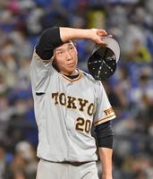 ５回、牧に２ランを浴びるなど５失点を喫し、マウンドを降りる戸郷（撮影・伊藤笙子）