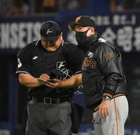 ６回、選手交代を告げる原監督（右）＝撮影・伊藤笙子