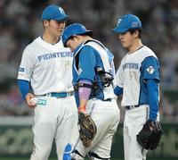 　１０回、けん制球を悪送球した北山（右端）＝撮影・中島達哉