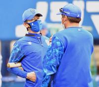 試合前、小池コーチ（右）と会話する三浦監督（撮影・伊藤笙子）