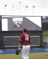 　上空の風速１７メートル表示のバックスクリーンの映像を見つめる楽天先発・田中将大（撮影・三好信也）