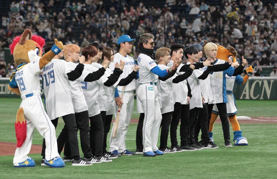 ＩＮＩのメンバーと記念撮影をする新庄ビッグボス（中央）＝撮影・中島達哉