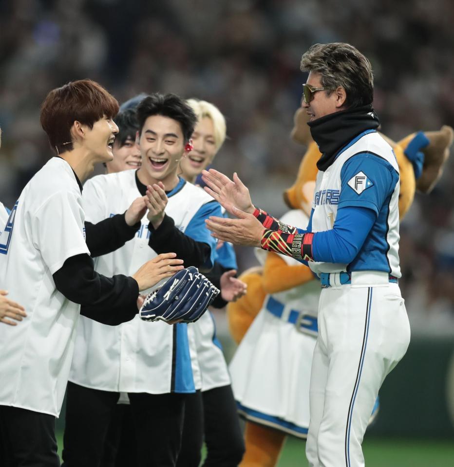 ＩＮＩのメンバーにボールを渡す新庄ビッグボス（右）＝撮影・中島達哉