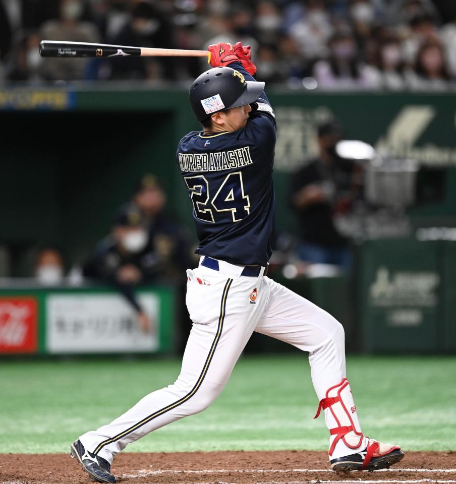 ８回、同点２ランを放つ紅林（撮影・高石航平）