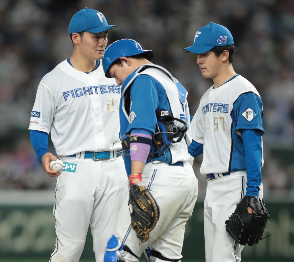 　１０回、けん制球を悪送球した北山（右端）＝撮影・中島達哉