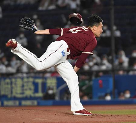 　投げるたびに強風で帽子を飛ばされる先発の田中将（撮影・三好信也）