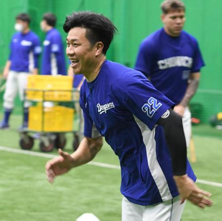 　笑顔でダッシュする大野雄（撮影・飯室逸平）