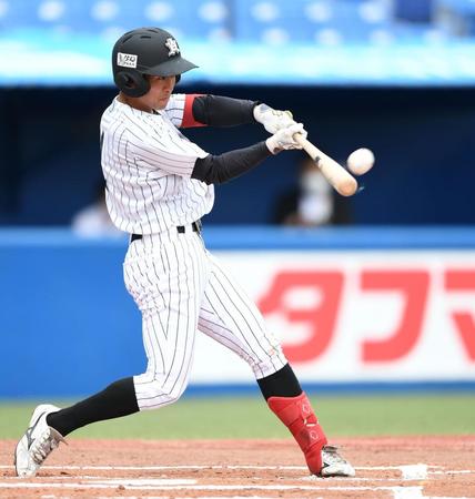 　初回、先制の左越えソロを放つ亜大・田中（撮影・開出牧）