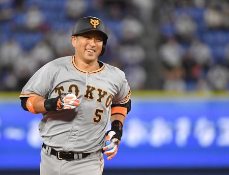 　４回、左中間へ満塁ホームランを放ち、笑みを浮かべる中島（撮影・伊藤笙子）