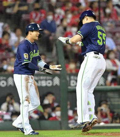 　４回、２ランを放った村上（右）とタッチを交わす一走・山田（撮影・立川洋一郎）