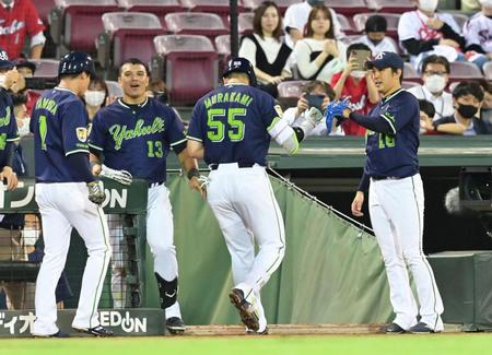 　４回、２ランを放った村上（５５）とタッチを交わす原（右端）＝撮影・立川洋一郎