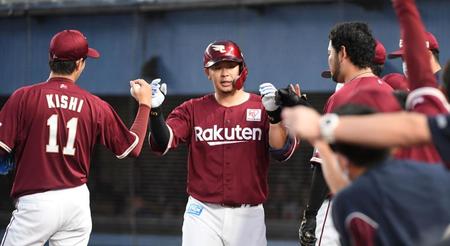 　１回、先制の右越え本塁打を放ち、岸（左）らに迎えられる浅村（中）＝撮影・三好信也