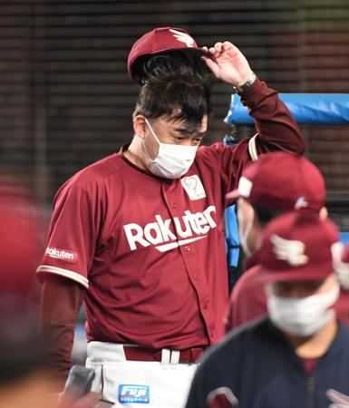 　引き分けに終わりガックリの石井監督（撮影・三好信也）