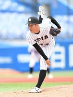 　９回から登板し無失点に抑えた亜大・鍵翔太（撮影・開出牧）