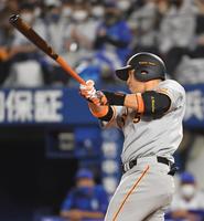 　４回、左中間へ満塁ホームランを放つ中島（撮影・伊藤笙子）