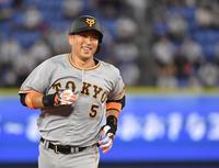 　４回、左中間へ満塁ホームランを放ち、笑みを浮かべる中島（撮影・伊藤笙子）