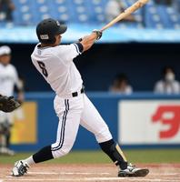 　１回、中前適時打を放つ中大・森下翔太（撮影・開出牧）