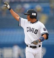 　１回、中前適時打を放ちポーズを決める中大・森下翔太（撮影・開出牧）