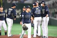 　７回、谷内に内野安打を許し満塁となったところで降板する宮城（撮影・高石航平）