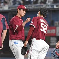 　１１回、サヨナラのピンチを乗り切り、降板した津留崎から出迎えを受け笑顔をみせる西口（撮影・三好信也）