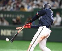 　９回、バットを折りながら勝ち越し適時打を放つ紅林（撮影・高石航平）