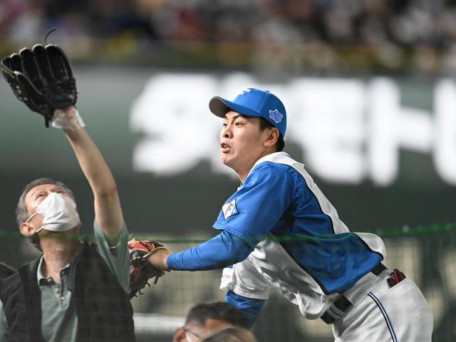 日本ハム 野村 観客席ダイブでびしょびしょ 観客の飲料こぼし お手ふきタイム 野球 デイリースポーツ Online