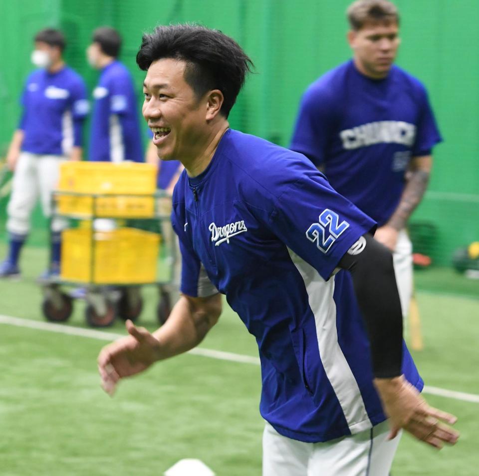 　笑顔でダッシュする大野雄（撮影・飯室逸平）