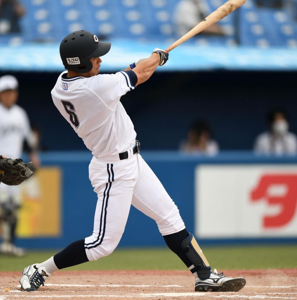 　１回、中前適時打を放つ中大・森下翔太（撮影・開出牧）