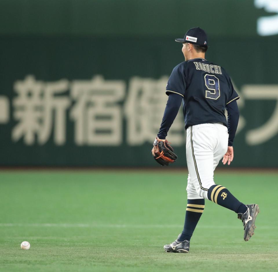 　７回、捕球ミスをする野口（撮影・中島達哉）