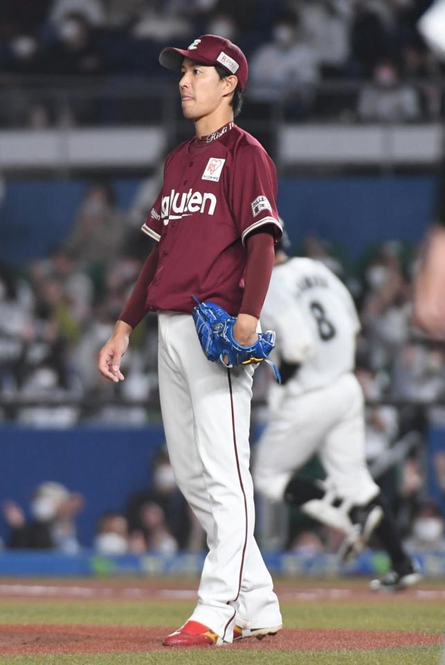 　３回、中村奨に逆転の左越え３点本塁打を浴びる岸（撮影・三好信也）