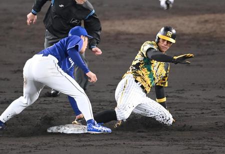 　４回、二走・糸井にタッチした京田