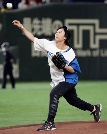 高木美帆、始球式で躍動感4年ぶり4度目