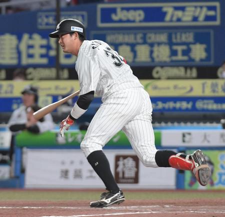 　７回、代打で左前適時打を放つ佐藤都（撮影・三好信也）