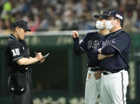 　８回、選手交代を告げる中嶋監督（右から２人目）＝撮影・中島達哉