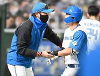 　３回、２打席連発のソロを放った今川を握手で迎える新庄ビッグボス（撮影・高石航平）