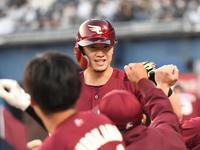 　１回、右越えに先頭打者本塁打を放ち出迎えるナインに笑顔をみせる西川（撮影・三好信也）