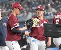 　４回、マーティンの打球を好捕した中堅手・辰己をベンチ前で迎える藤井（右）＝撮影・三好信也