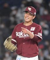 　６回、好守備をみせた黒川を指さしえがおをみせる藤井（撮影・三好信也）