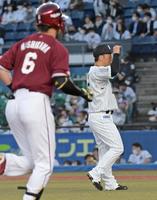 　１回、西川に右越え先頭打者本塁打を浴びる美馬（撮影・三好信也）