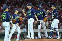 　最後を締めくくりナインと勝利のタッチを交わすマクガフ（中央）＝撮影・立川洋一郎