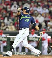 　８回、中前へ２点適時打を放つオスナ（撮影・立川洋一郎）