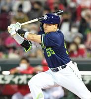 　８回、中前へ同点に追いつく２点適時打を放つ村上（撮影・立川洋一郎）