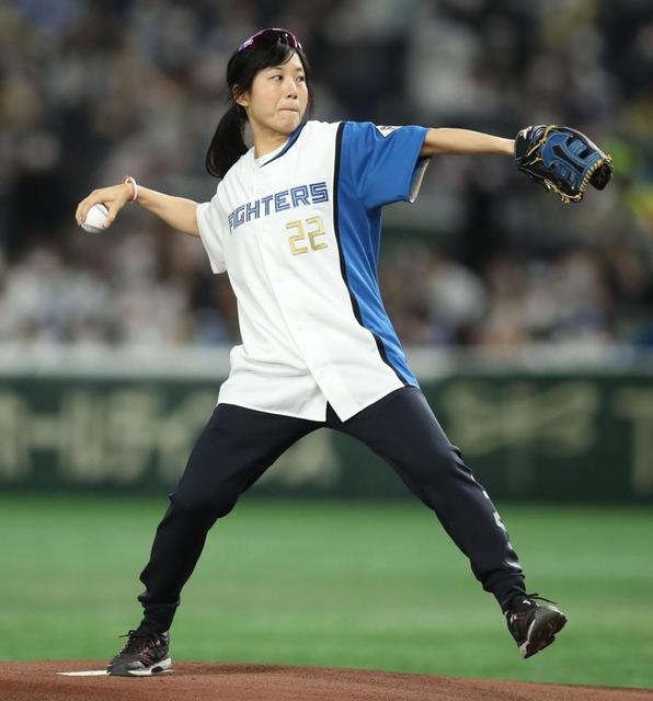 高木美帆が始球式「もうちょっとかっこよく」と不満も、ビッグボスに金メダルパワー注入