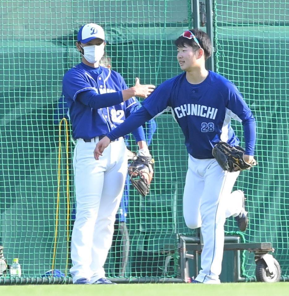 　試合前、森（右）を指導する浅尾コーチ（撮影・高部洋祐）