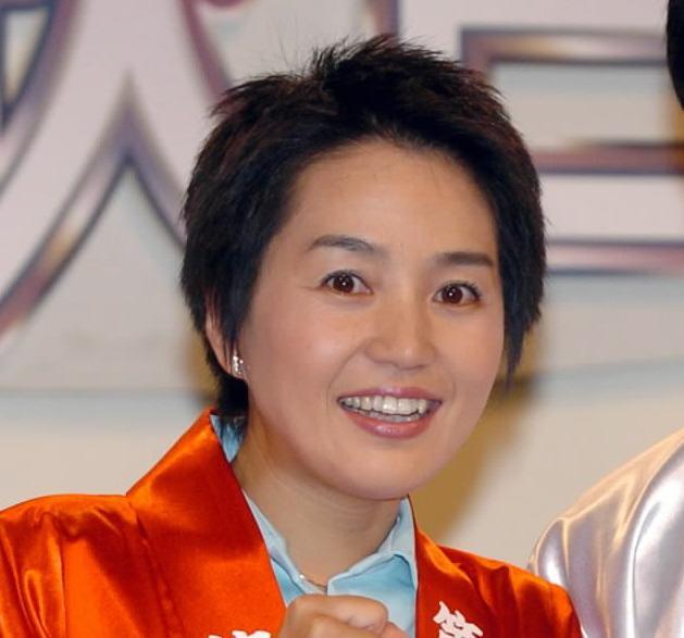 　小野文恵アナウンサー＝２００４年